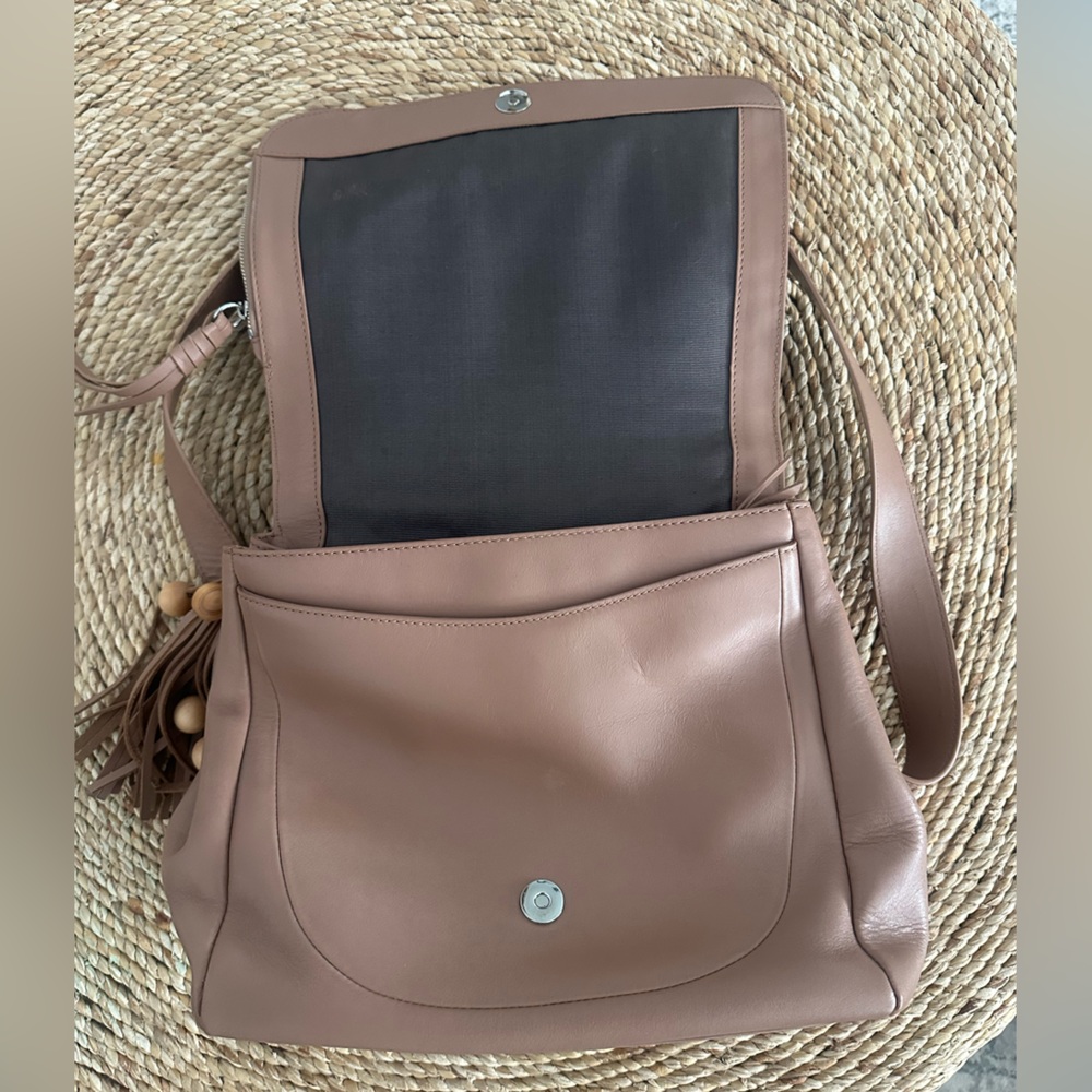 Elizabeth and James Trapeze taupe leather crossbody bag EUC - Picture 3 of 7